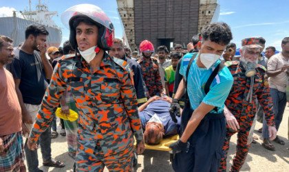 সীতাকুণ্ডে গ্যাস বিষক্রিয়ায় নিহত ৯ শ্রমিকের মরদেহ হস্তান্তর সীতাকুণ্ডে গ্যাস বিষক্রিয়ায় নিহত ৯ শ্রমিকের মরদেহ হস্তান্তর