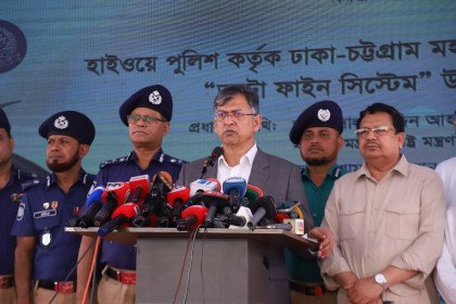 ঢাকা-চট্টগ্রাম মহাসড়কে কৃত্রিম বুদ্ধিমত্তা (AI) ভিত্তিক 'অটো ফাইন সিস্টেম' এর উদ্বোধন করেন স্বরাষ্ট্রমন্ত্রী সালাহউদ্দিন আহমদ