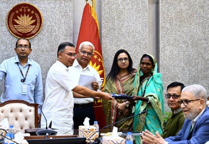 চা-বাগান শ্রমিকদের মধ্যে ২০ হাজার রেইনকোট বিতরণ কার্যক্রমের সূচনা করলেন প্রধানমন্ত্রী তারেক রহমান