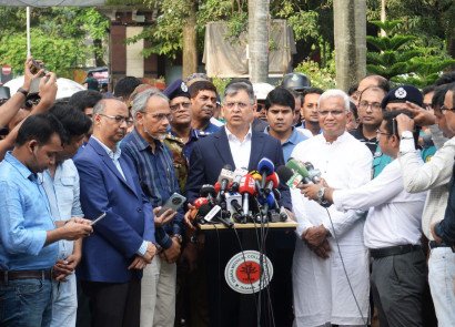 সন্ত্রাসী, চাঁদাবাজ ও মাদক ব্যবসায়ীদের দ্রুত গ্রেফতারের নির্দেশ; ব্যর্থতায় কঠোর ব্যবস্থা। 
-সালাহউদ্দিন আহমদ