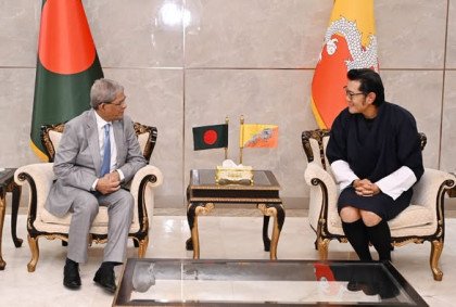 ভুটানের রাজা জিগমে খেসার নামগে ওয়াংচুক-কে হযরত শাহজালাল আন্তর্জাতিক বিমানবন্দরে স্বাগত জানান রাষ্ট্রপতি মির্জা ফখরুল ইসলাম আলমগীর