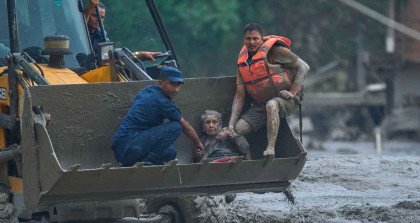 কাদা থেকে উঠে আসছে একের পর এক লাশ, দীর্ঘ হচ্ছে মৃতের মিছিল