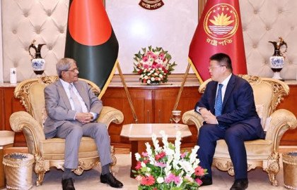 রাষ্ট্রপতি মির্জা ফখরুল ইসলাম আলমগীরের সঙ্গে আজ বঙ্গভবনে সৌজন্য সাক্ষাৎ করেছেন ঢাকায় নিযুক্ত চীনের রাষ্ট্রদূত ইয়াও ওয়েন (Yao Wen)