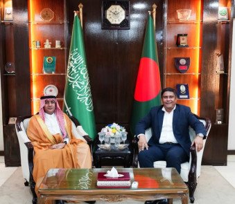 মাননীয় প্রধানমন্ত্রীর প্রতিরক্ষা উপদেষ্টা ব্রিগেডিয়ার জেনারেল (অব.) ড. এ কে এম শামছুল ইসলাম, পিএসসি, জি-এর সঙ্গে বাংলাদেশে নিযুক্ত সৌদি আরবের রাষ্ট্রদূত Dr. Abdullah Zafer bin Abiyah সৌজন্য সাক্ষাৎ করেছেন