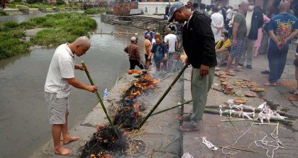 নেপালে ভয়াবহ বন্যায় নিখোঁজ ব্যক্তিদের প্রতীকী শেষকৃত্য করছে স্বজনরা