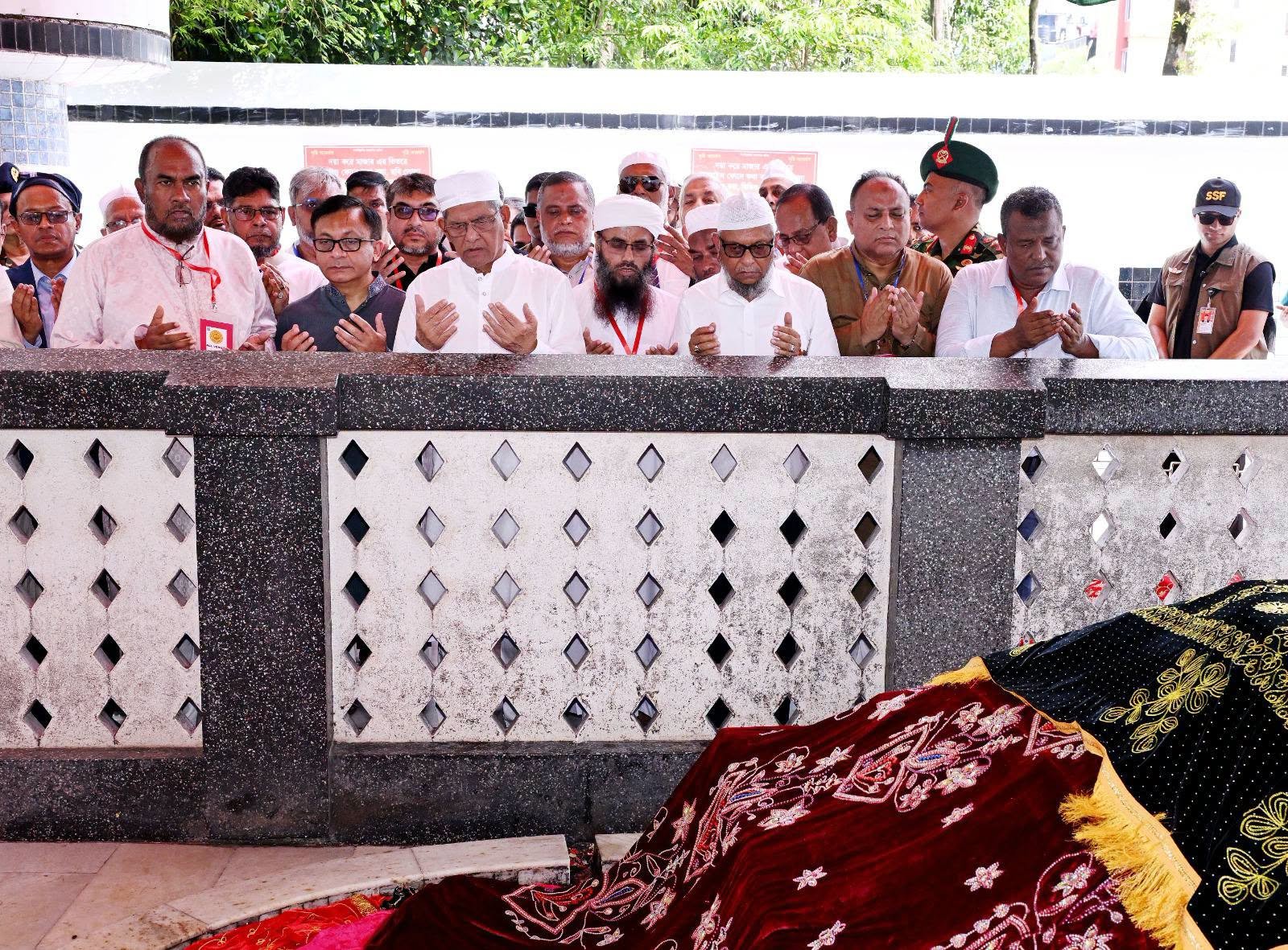 সিলেটে এক দিনের সফরে এসে হজরত শাহজালাল (রঃ) ও হজরত শাহ পরান (রঃ) এর মাজার জিয়ারত করেছেন রাষ্ট্রপতি মির্জা ফখরুল ইসলাম আলমগীর।