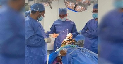 মাথায় সজ্ঞান অস্ত্রোপচার চলাকালীনই স্থির হলো রোগীর ১০ বছর ধরে কাঁপতে থাকা হাত!